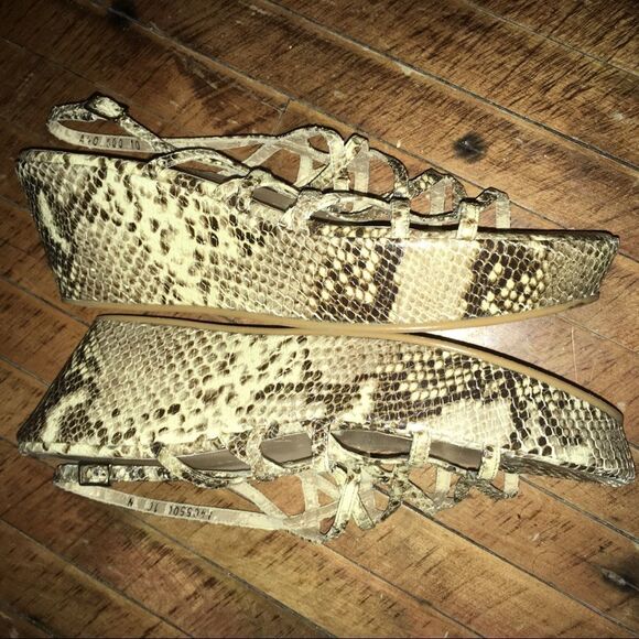 Stuart Weitzman luxe snakeskin print platform sandals - Picture 3 of 5